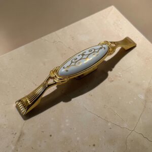 Delta Altın İşlemeli Beyaz Porselen Dolap Kulpu 160 mm